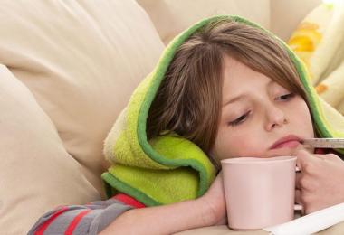 Какими способами сбивать ребенку температуру до обращения в клинику
