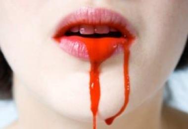 Сплёвывать кровь изо рта