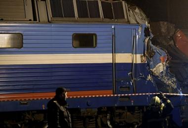 Причиной субботнего столкновения поезда и электрички стала техническая неисправность Столкновение двух поездов 8 апреля